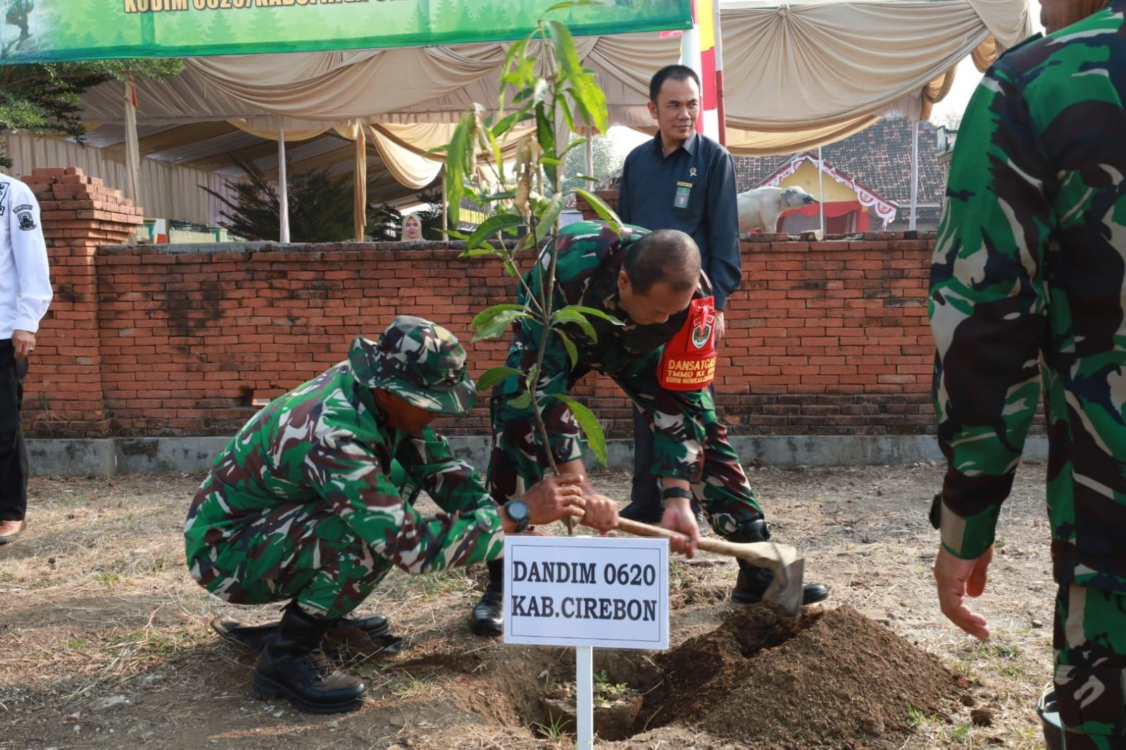 Kolaborasi TNI dan Pemerintah Daerah Cirebon Tingkatkan Infrastruktur Desa