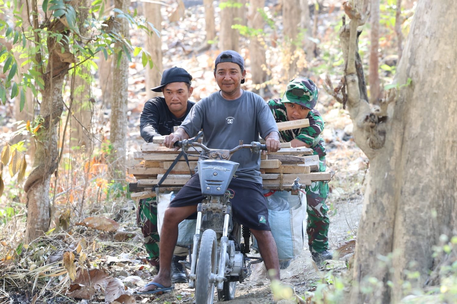 Kepedulian Satgas TMMD Ke-129 Kodim 0812 Lamongan Terhadap Warga Tlemang yang Terjebak di Jalan
