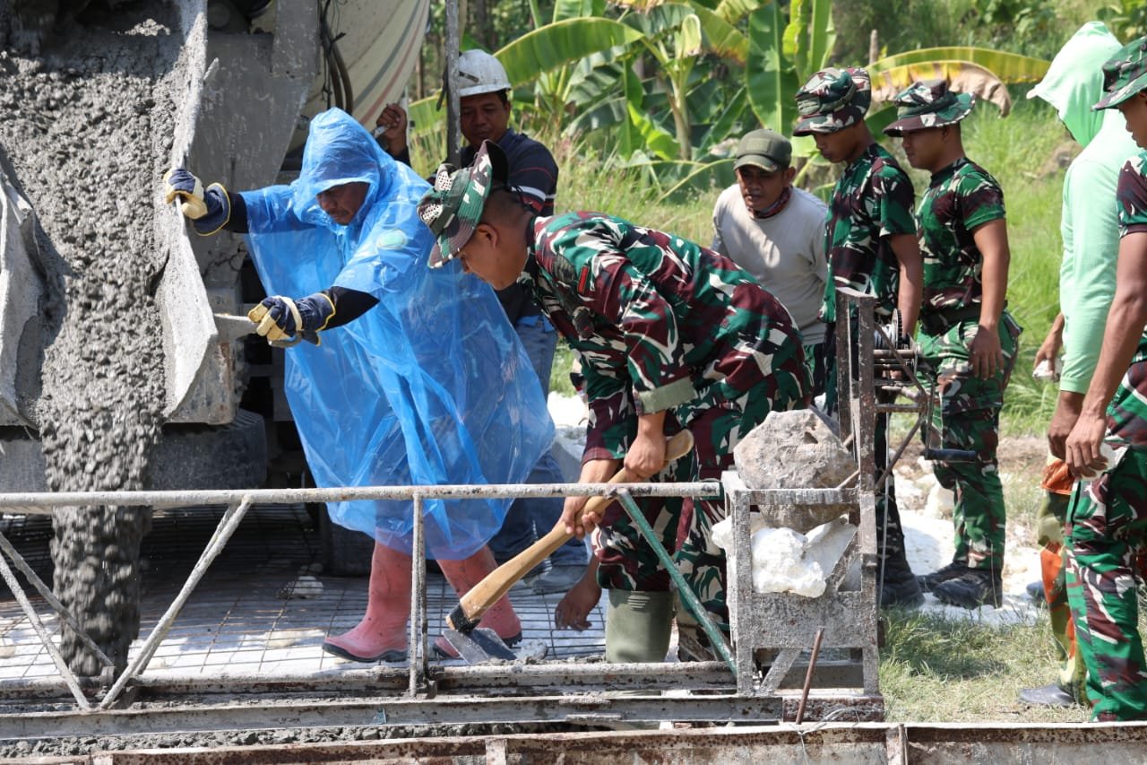 Mengukir Semangat Kebersamaan di TMMD Ke-129 di Desa Tlemang