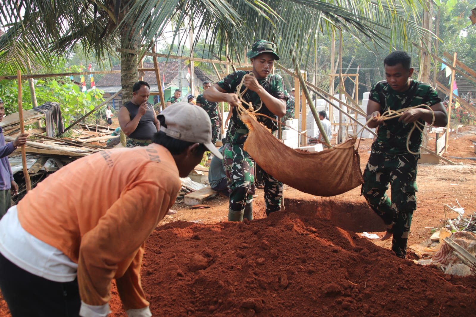 Pembangunan Fasilitas MCK dalam TMMD ke-129 di Desa Baru Raharja Dimulai