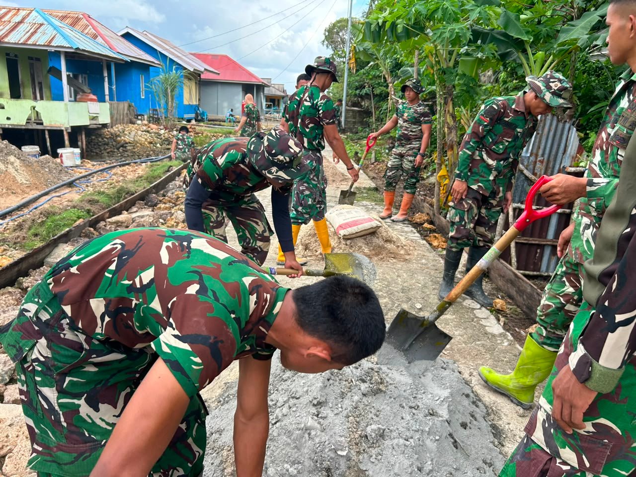 Kolaborasi Satgas TMMD dan Masyarakat Polewali dalam Pembangunan Jalan