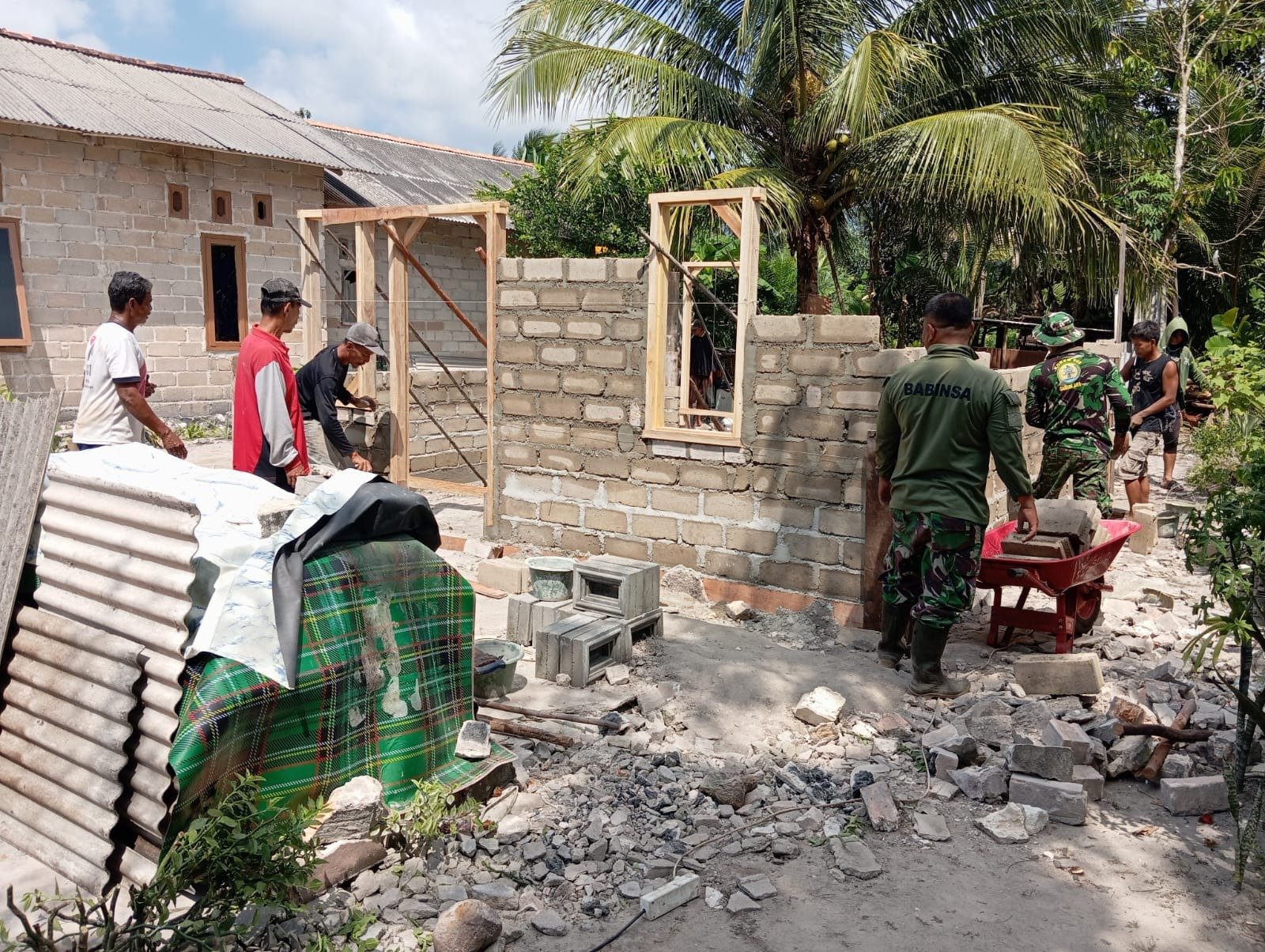 Keterlibatan Aktif Warga dan Satgas TMMD ke-129 Kodim 0413/Bangka Dalam Renovasi Rumah Pak Iwan di Desa Deniang