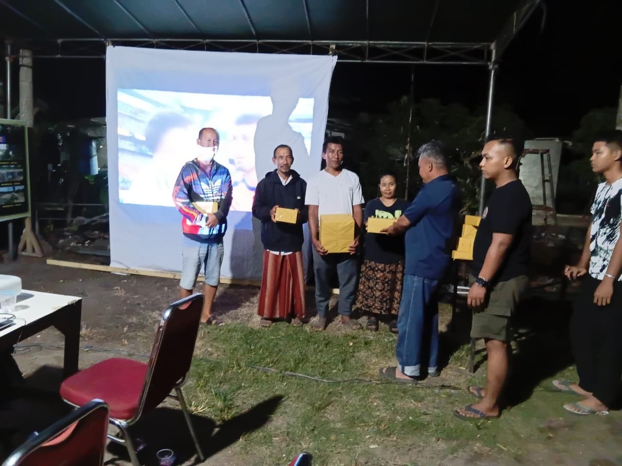 Kemeriahan Nonton Bareng Final Piala Dunia di Desa Deniang Bersama TNI