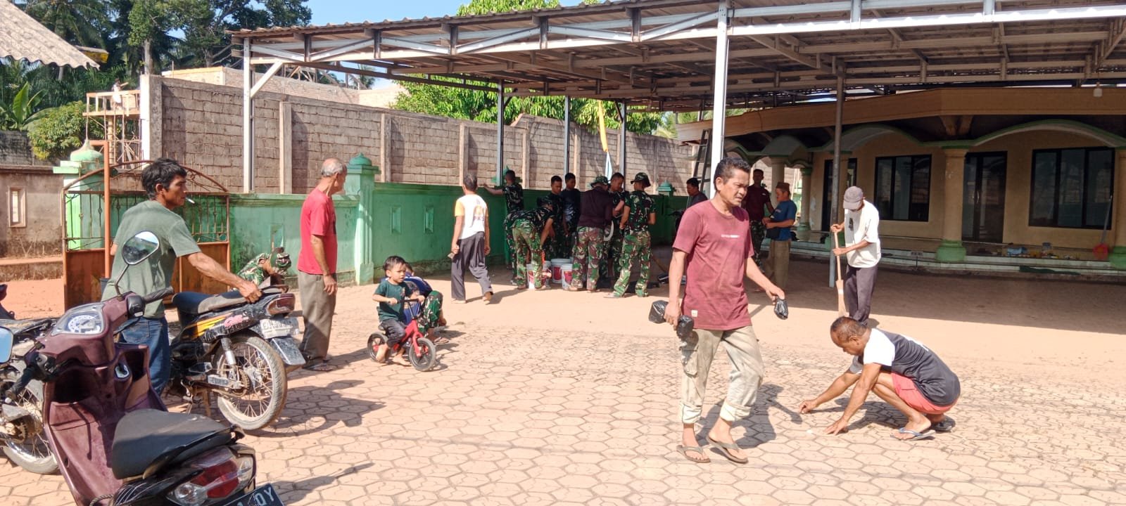 Aksi Bersama Satgas TMMD Ke-129 Kodim 0413/Bangka dan Masyarakat Dalam Merawat Masjid