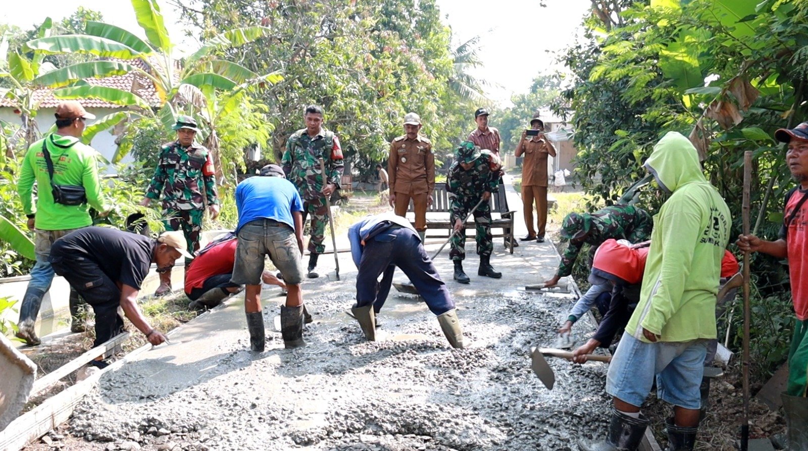 Pembangunan Jalan Beton TMMD Ke-129 di Luwung Kencana: Mendorong Ekonomi Lokal