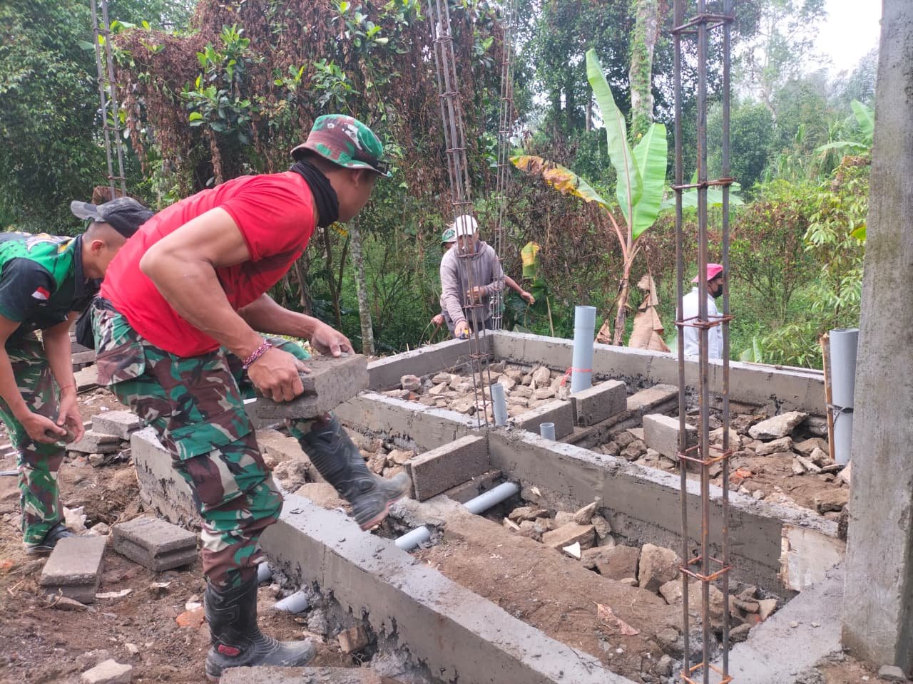 Kolaborasi Satgas TMMD dengan Warga dalam Pembangunan MCK di Desa Sekardadi