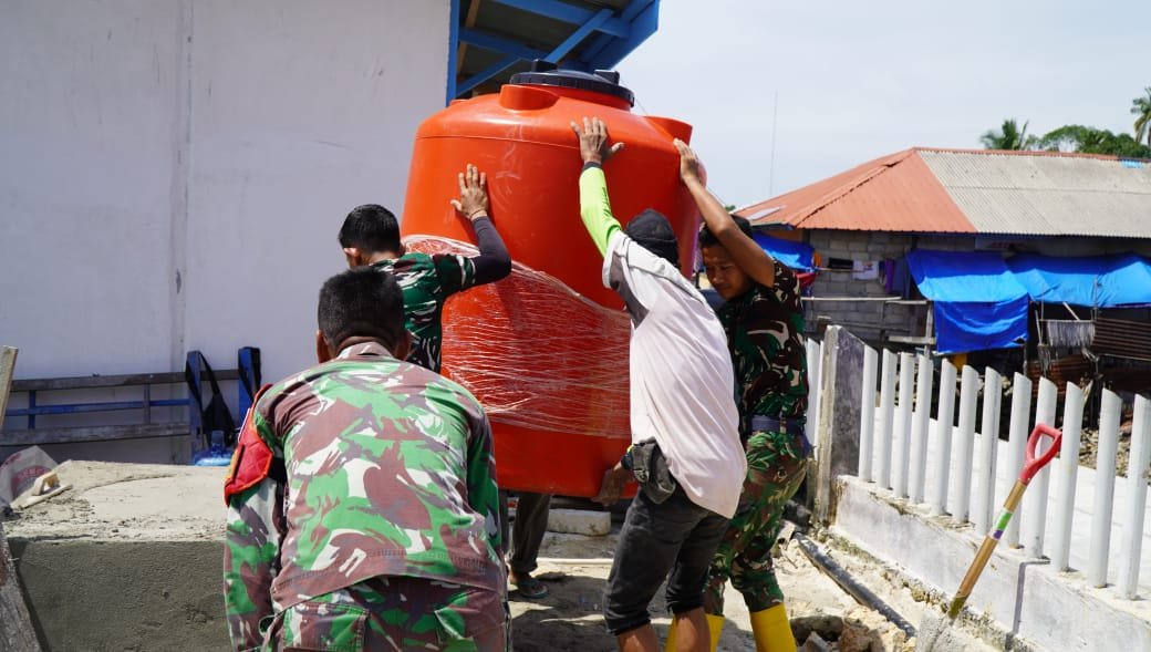 Pemasangan Tandon Air Bersama Satgas TMMD di Morowali