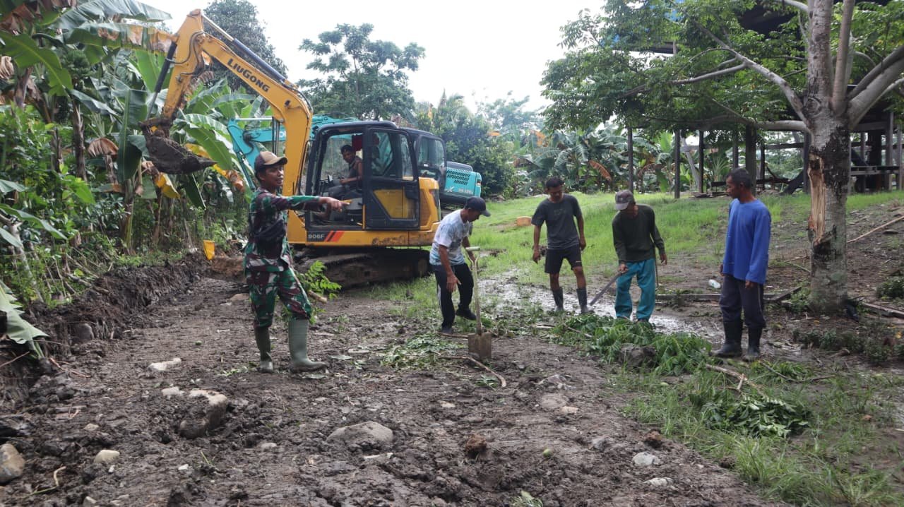 Keterlibatan Warga dalam TMMD ke-129, Praka Sudirman Dorong Semangat Gotong Royong di Liang Bunyu