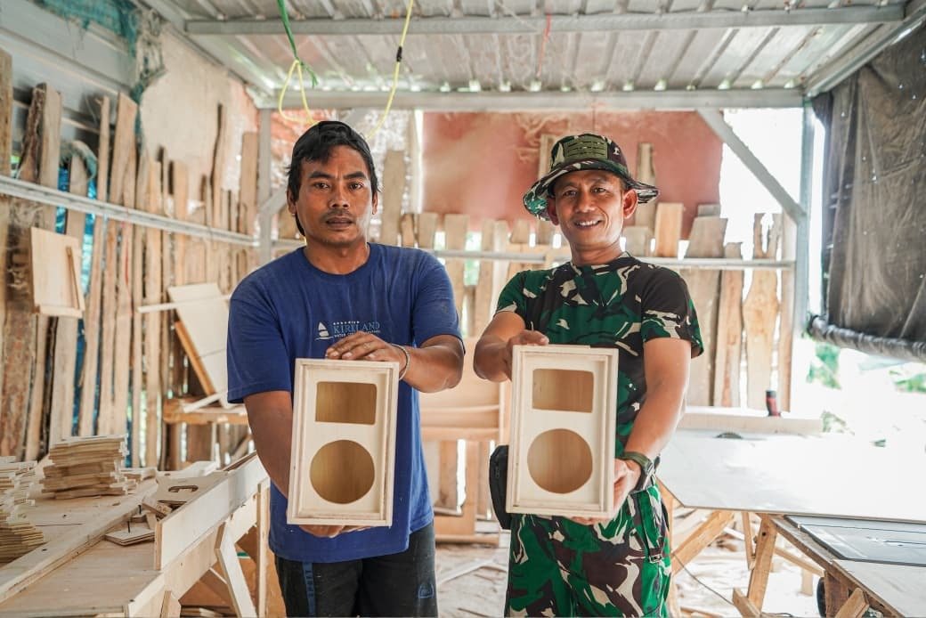 Satgas TMMD 129 Berikan Dukungan bagi UMKM di Desa Tlemang dengan Kunjungan ke Workshop Miniatur Box Audio Mas Aris