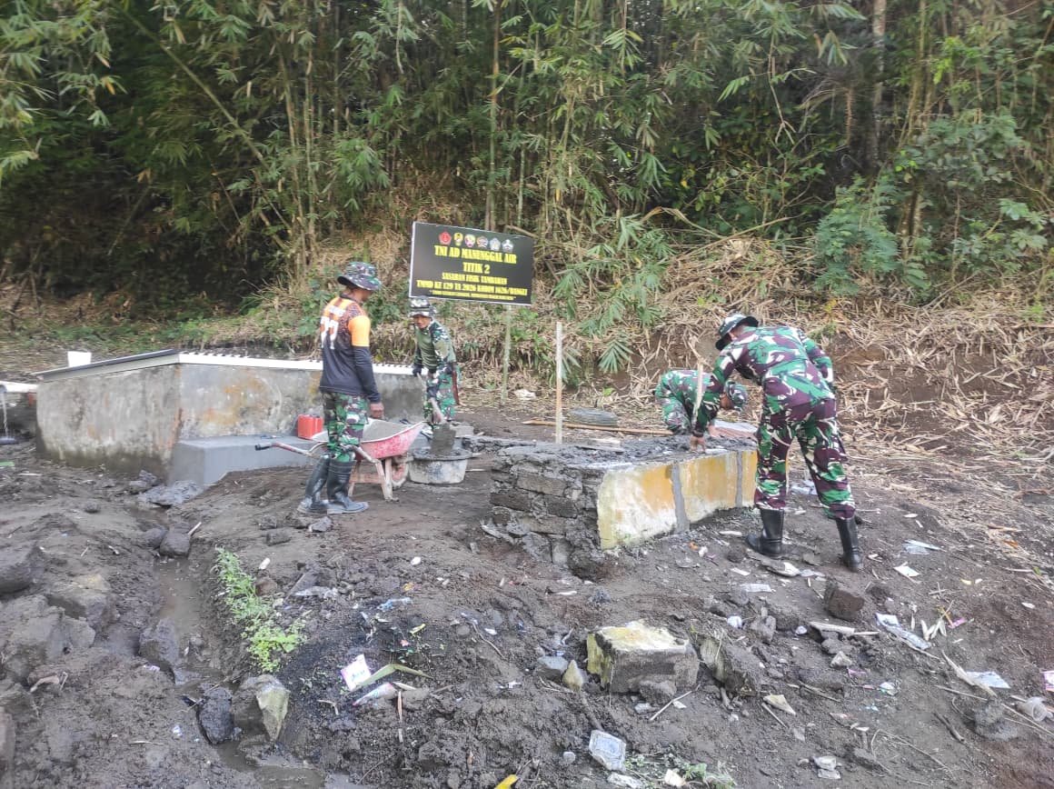 Penguatan Fondasi Bak Penampungan Air oleh TNI Manunggal Air di Bangli