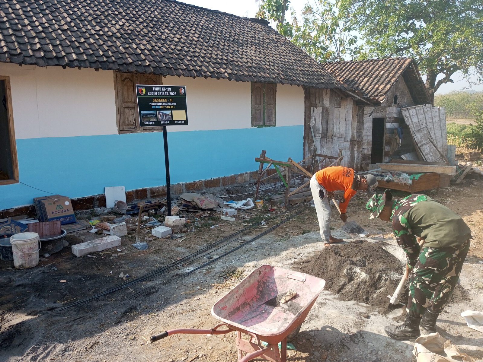 Ketekunan Satgas TMMD Kodim 0813/Bojonegoro Percepat Pembangunan Rumah Ibu Tini