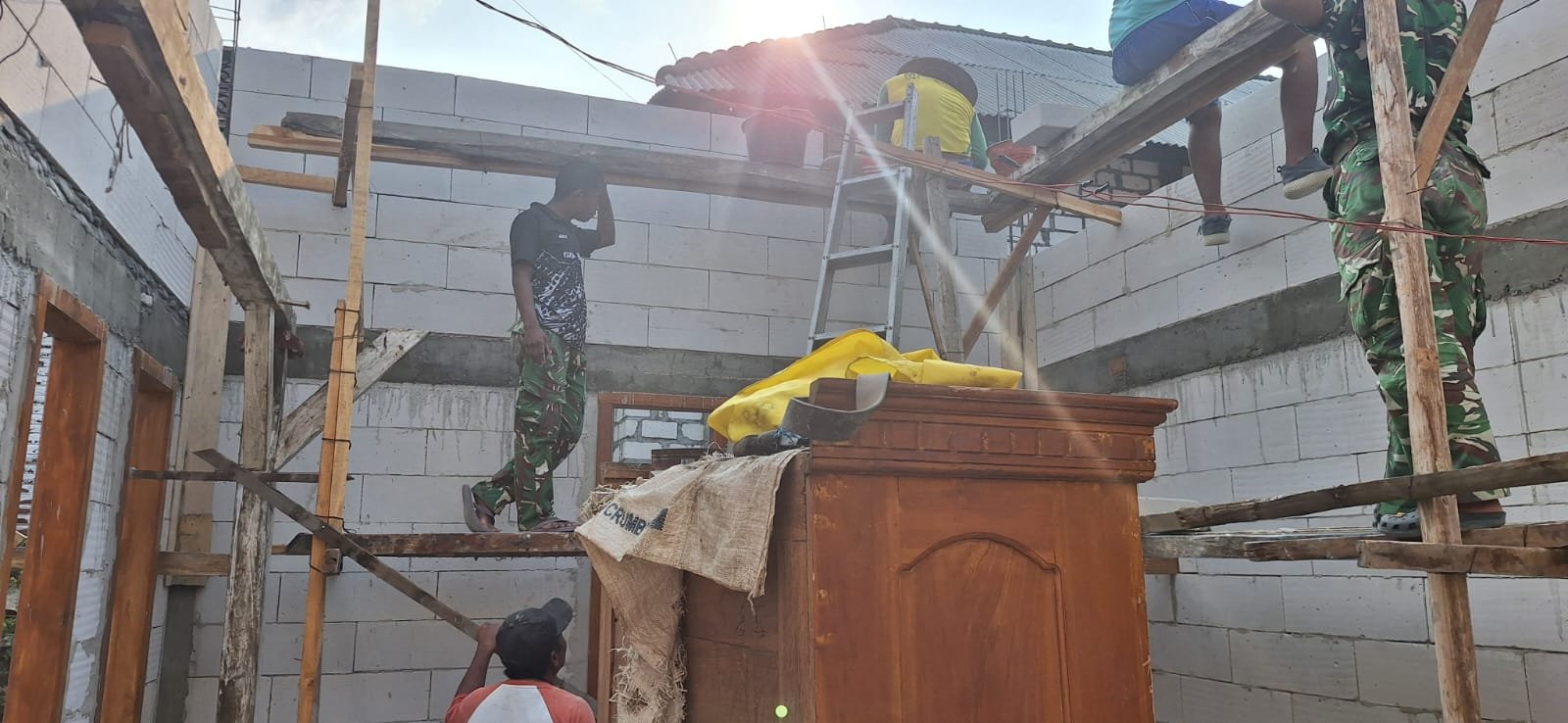 Menggenggam Harapan Baru: Satgas TMMD 129 Kodim 0812 Lamongan Membangun Rumah Ibu Nurhayati