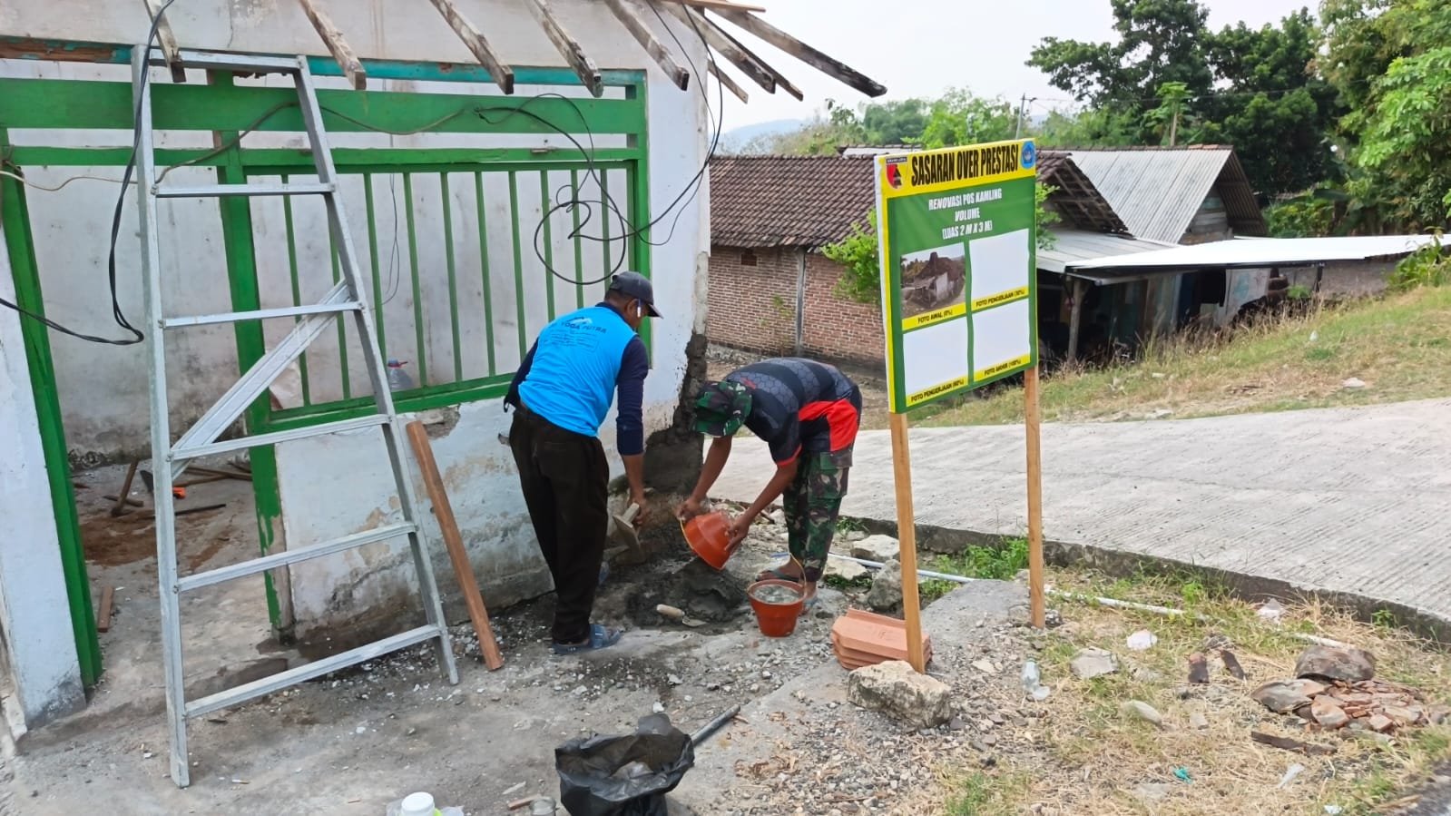 Rehabilitasi Atap Pos Kamling di Desa Tlemang, Satgas TMMD 129 Tingkatkan Keamanan Warga