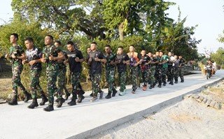 Sinergi TNI dan Masyarakat: Kegiatan Binsik Sore di Jalan Baru Kedungpandan