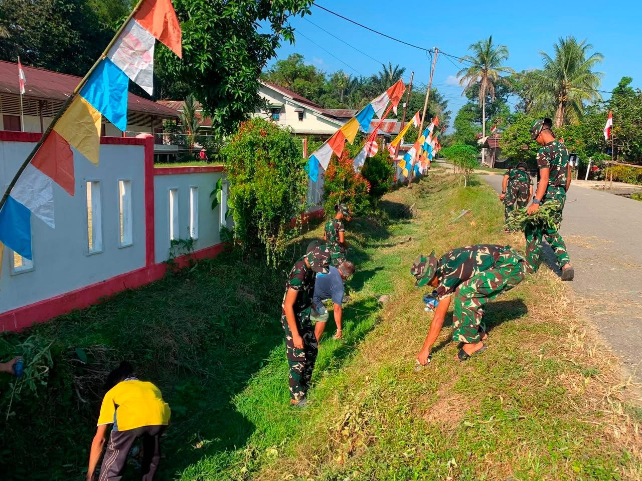 Kolaborasi TNI dan Warga Dalam Aksi Bersih-Bersih di Desa Ulak Pauk