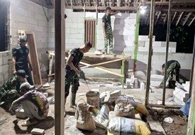 Palu dan Penerangan: TNI Bersama Warga Selesaikan Renovasi Rumah di Kedungpandan