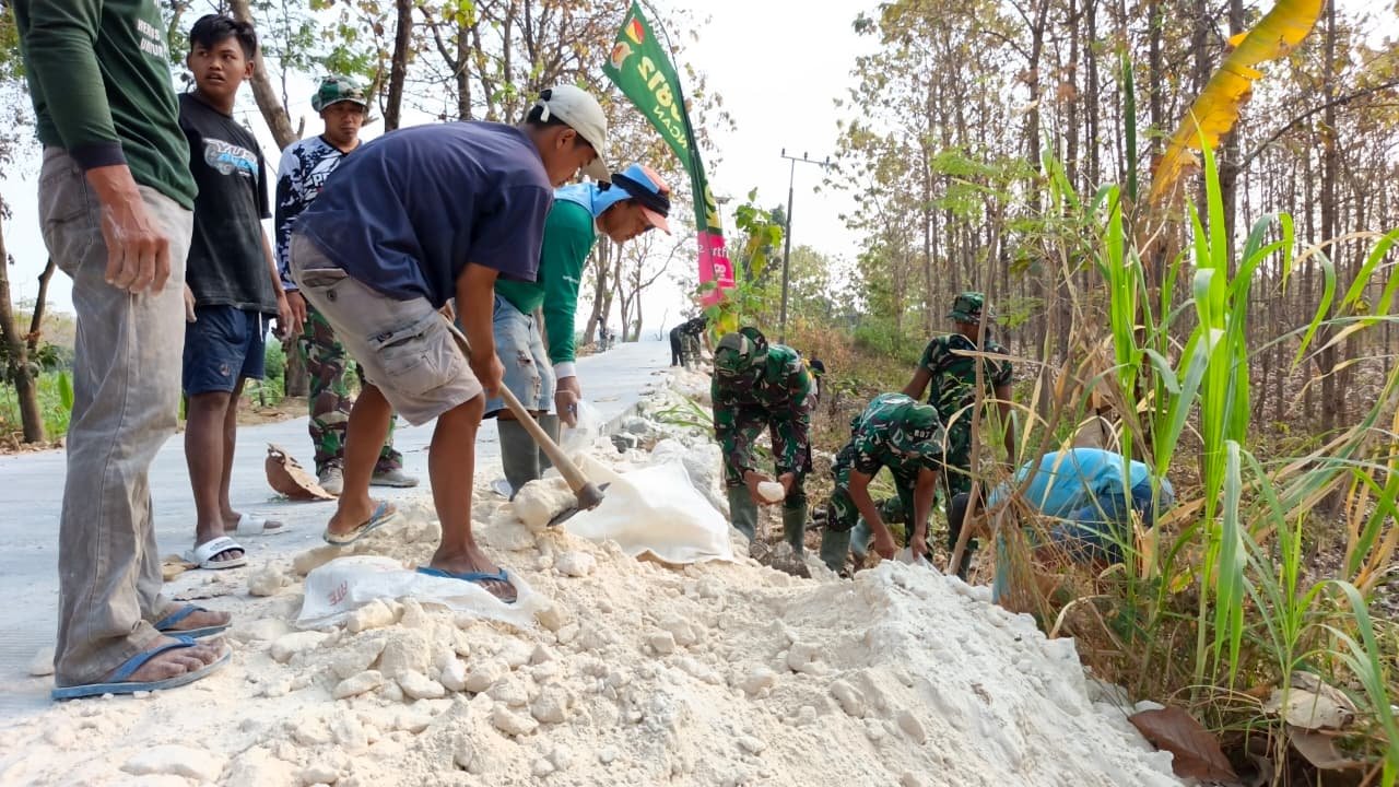 Sinergi TNI dan Warga Hadirkan Jalan Lebih Baik di Desa Tlemang