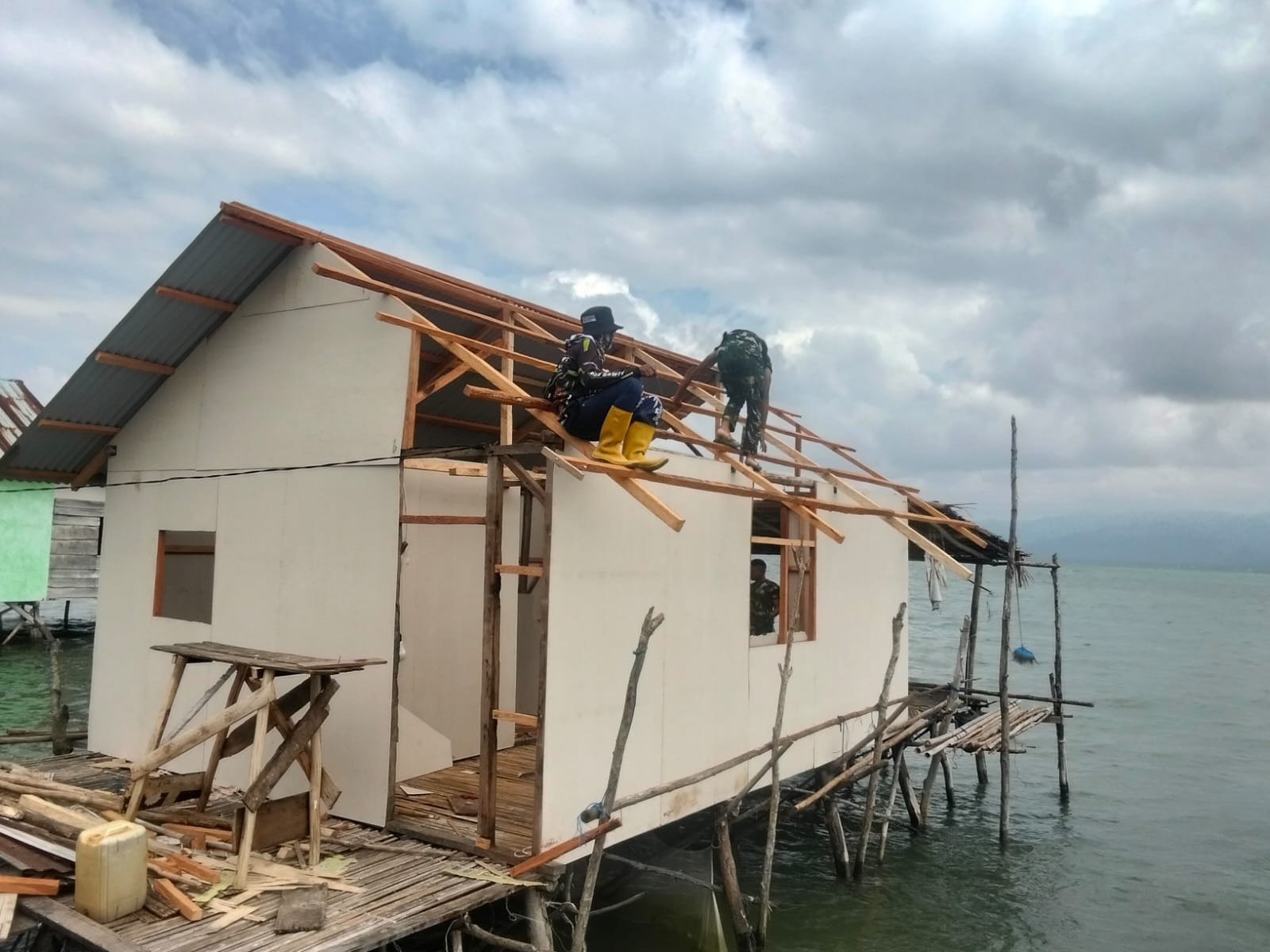 Progres Renovasi RTLH Bapak Nardianto Sampai pada Pemasangan Atap dan Kalsiboard, Ucapan Terima Kasih dari Pemilik Rumah
