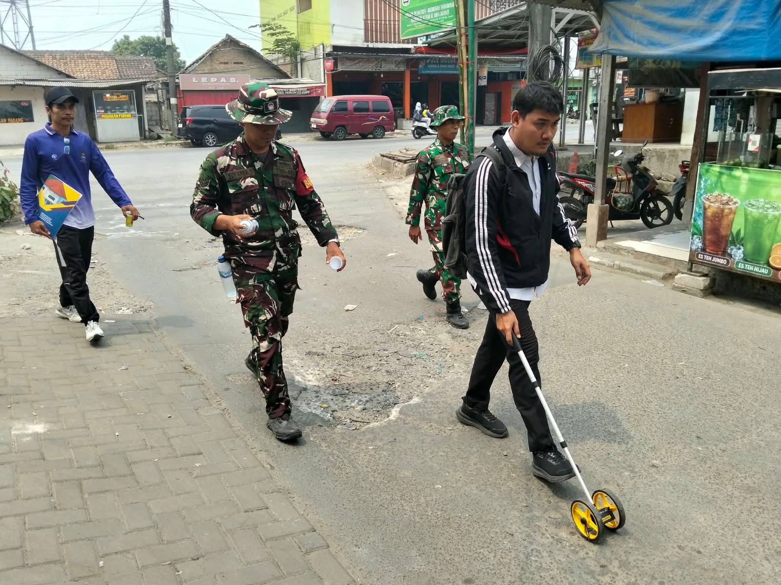 Persiapan Jalan Baru di Sumur Bandung oleh Tim Bina Marga dan Babinsa