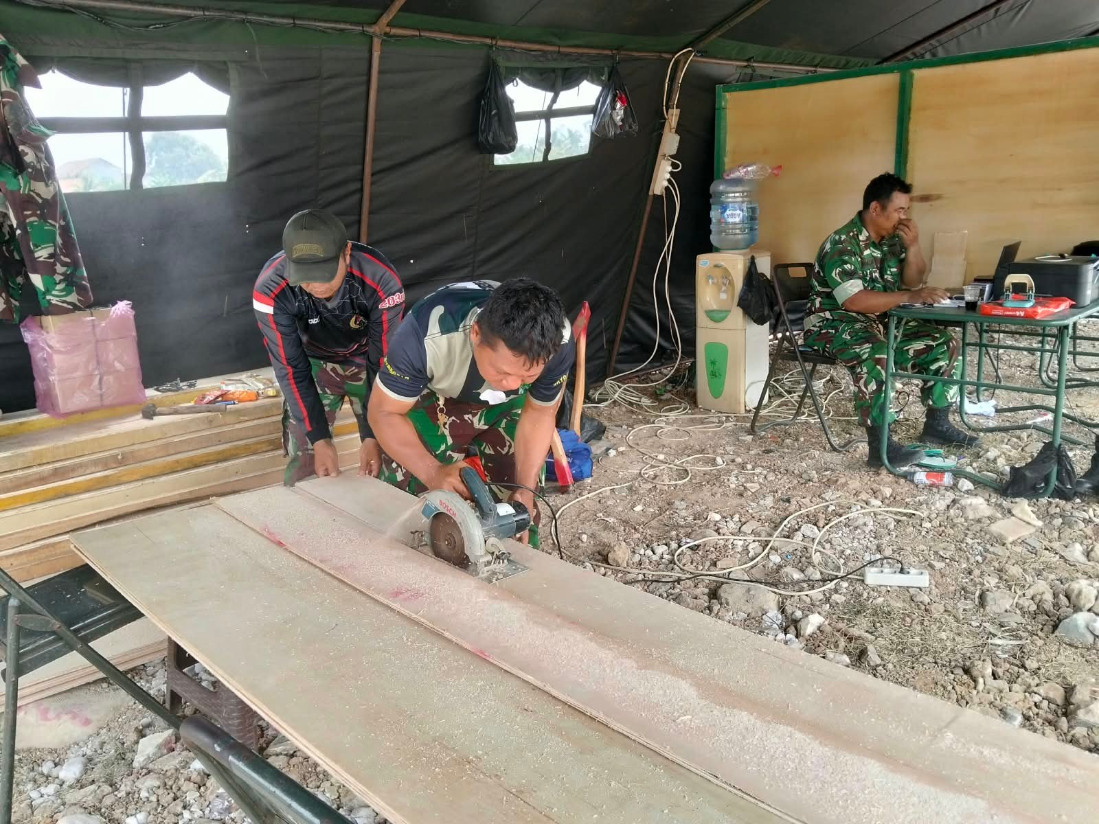 Satgas TMMD Kodim 0510/Tigaraksa Fokus Pada Pemotongan Triplek untuk Proyek Desa