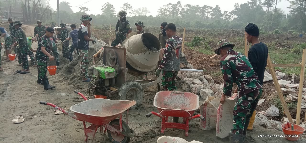 Masyarakat dan TNI Sinergi untuk Pembangunan Jalan di Parumpanai