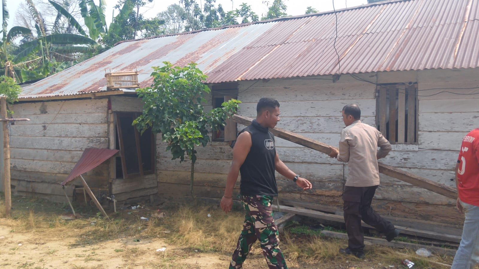 Pembangunan Rumah Layak untuk Arianto Melalui Kerja Sama TNI dan Warga Soe