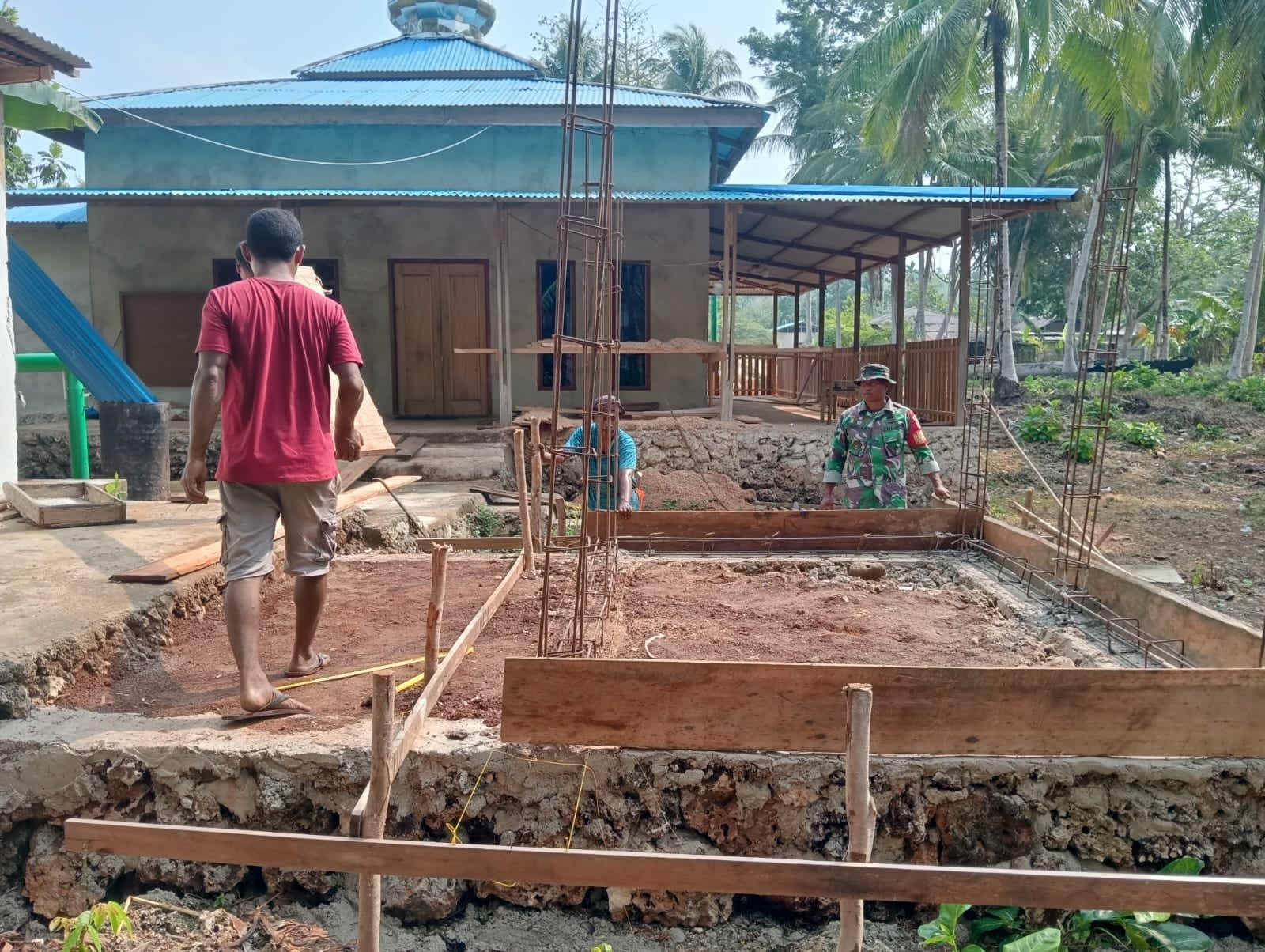 Keseriusan Satgas TMMD dalam Proyek Pembangunan Bak Wudhu Desa Kacepi