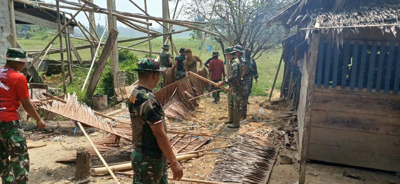 TMMD Reguler ke-130 mulai bersihkan rumah tidak layak huni di Desa Leboni