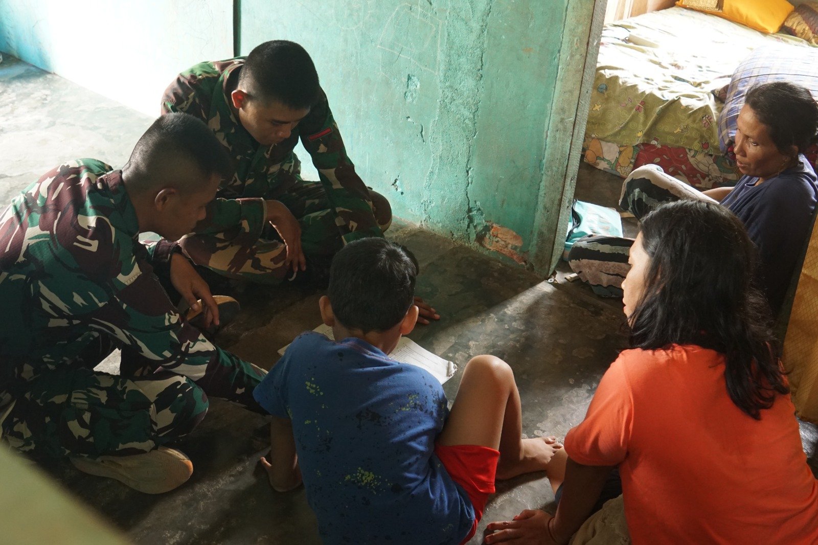 Kedekatan Satgas TMMD ke-130 dan Warga Kandang Limun yang Penuh Kemanusiaan
