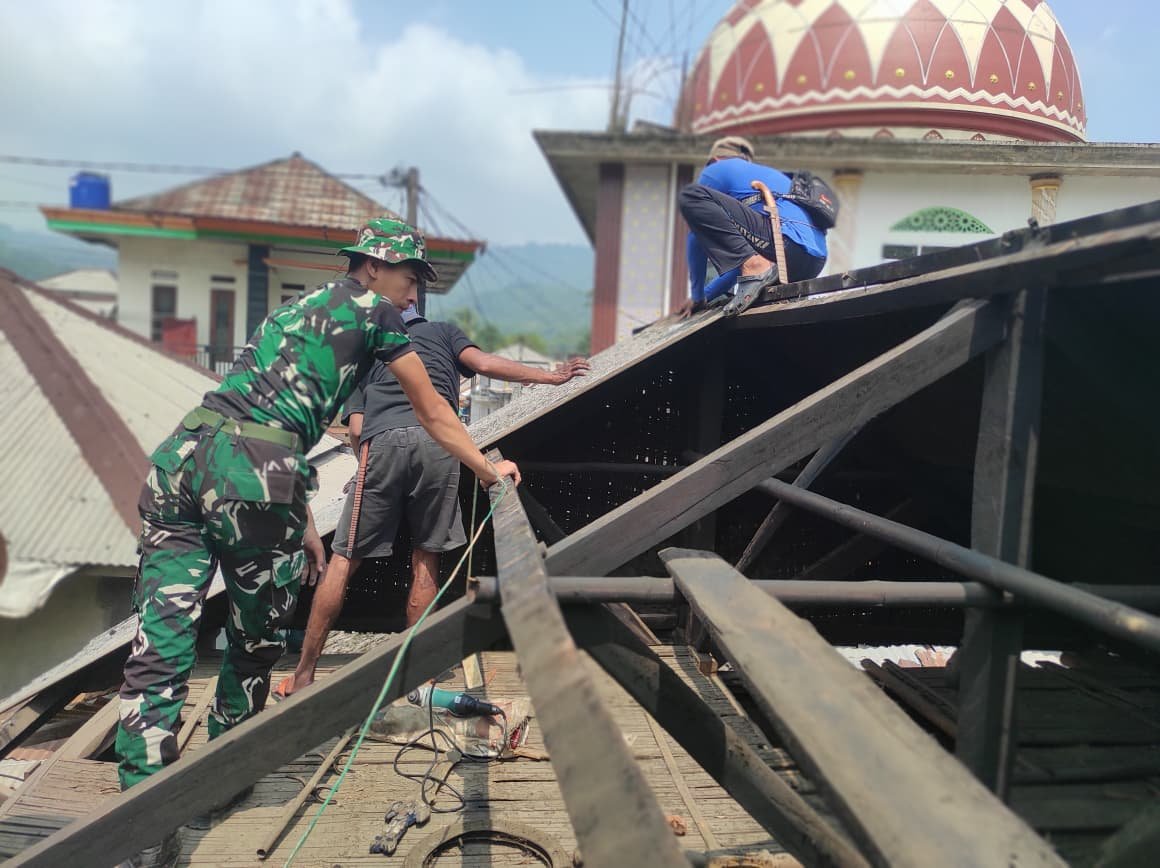 Perbaikan Hunian Bapak Entang di Citorek Barat sebagai Wujud Gotong Royong TNI