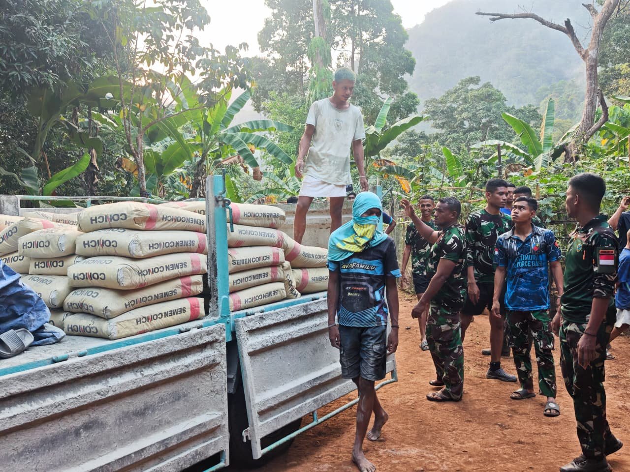 Kolaborasi TNI dan Warga Ciptakan Infrastruktur Meski Hadapi Medan Berat