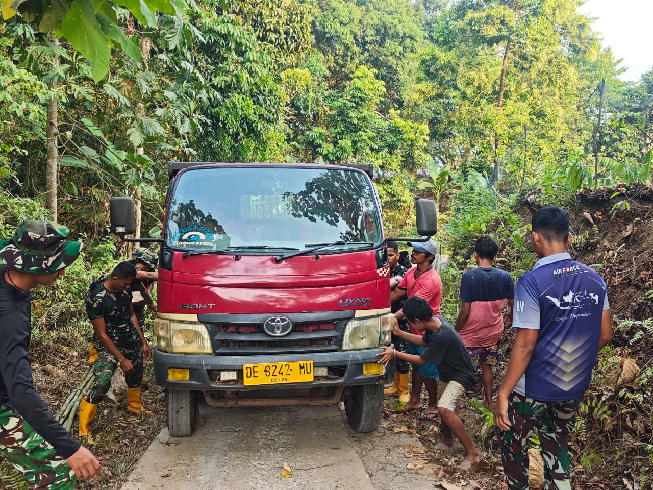 Kebersamaan TNI dan Masyarakat Atasi Rintangan Distribusi Material TMMD