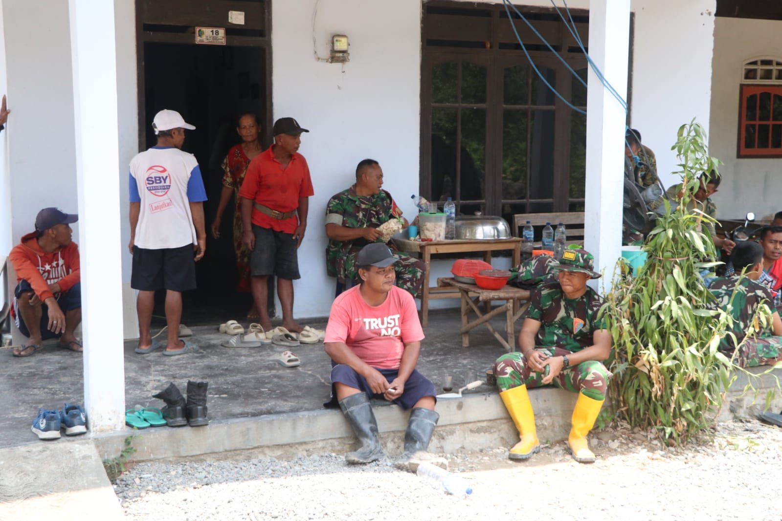 Interaksi Hangat Satgas TMMD ke-130 dan Warga Desa Pojok saat Makan Siang