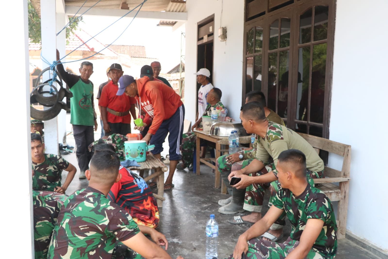 Kehangatan Interaksi TNI dan Warga dalam Proyek Pembangunan Desa TMMD