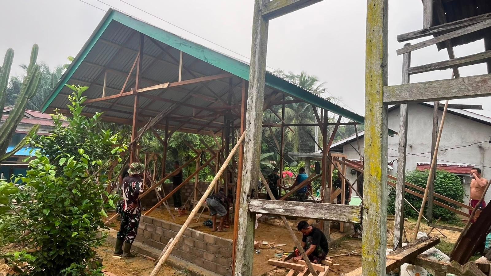 Kolaborasi Satgas TMMD ke-130 Dongkrak Proyek Rumah Ibu Suhanim di Landak