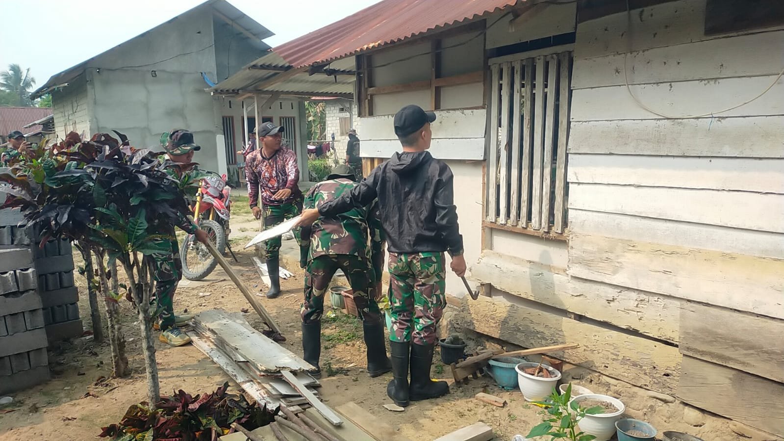 Proyek TMMD ke-130: Rehabilitasi Rumah Bapak Arianton Dimulai dengan Pembersihan Struktur