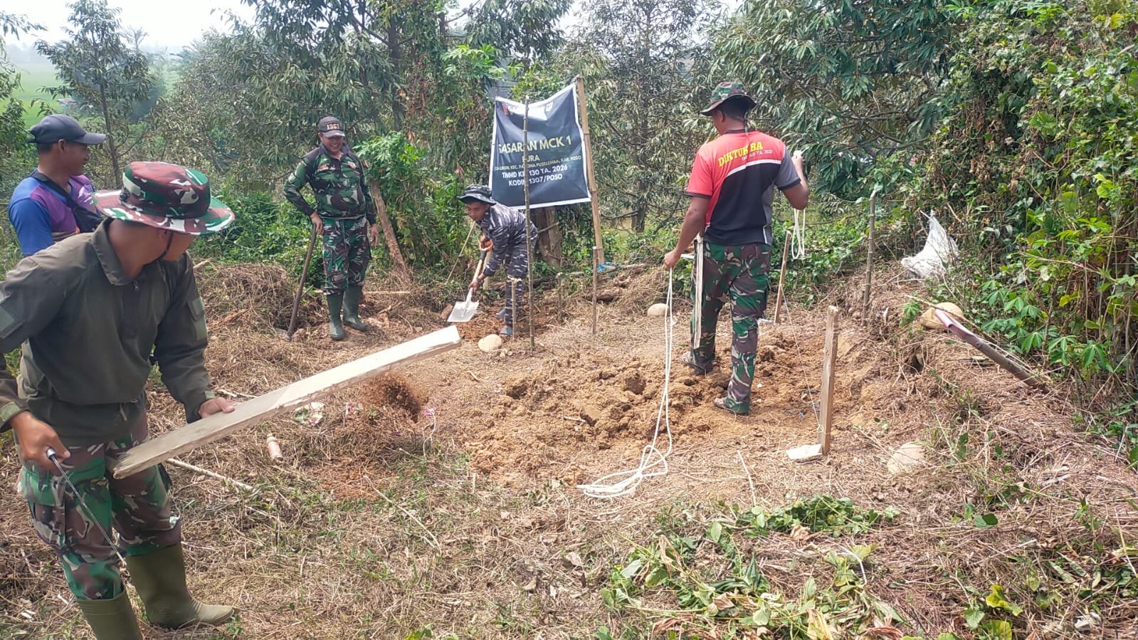 Masyarakat Leboni Sambut Inisiatif Pembangunan MCK oleh Tim TMMD