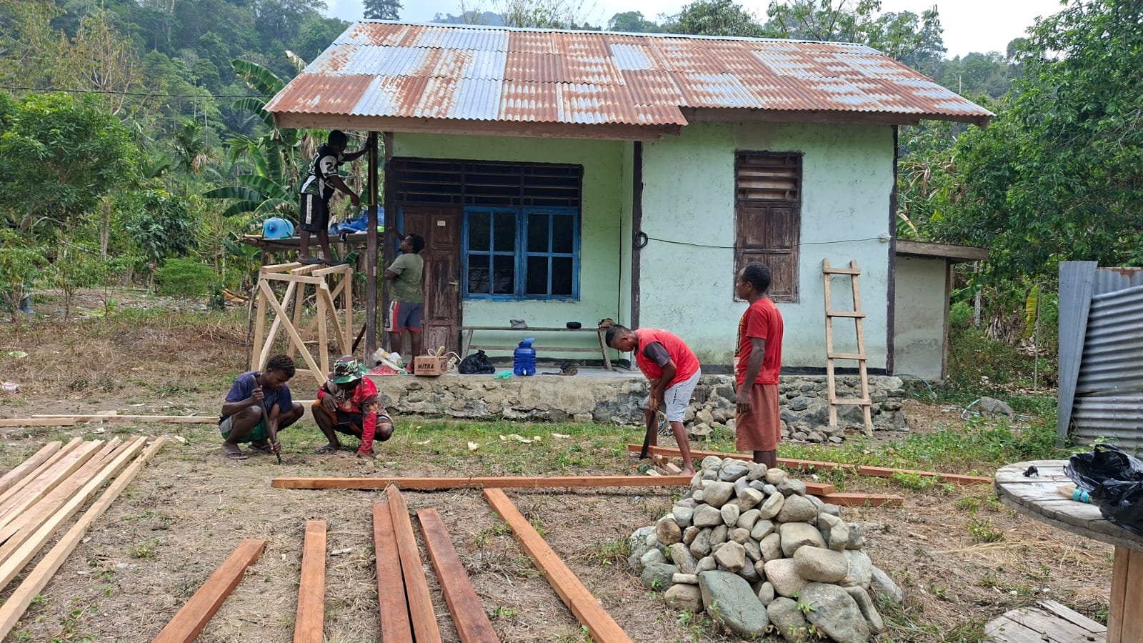 Keterlibatan Warga dalam Program TMMD ke-130 Bangkitkan Semangat Rehabilitasi RTLH