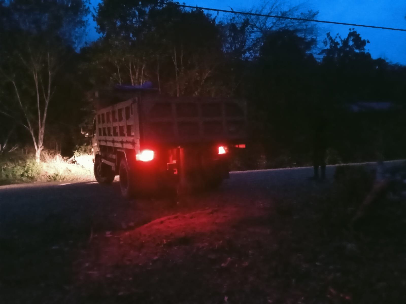 Prajurit TMMD Kodim 1808/Mansel Dedikasikan Malam untuk Proyek Pembangunan Desa