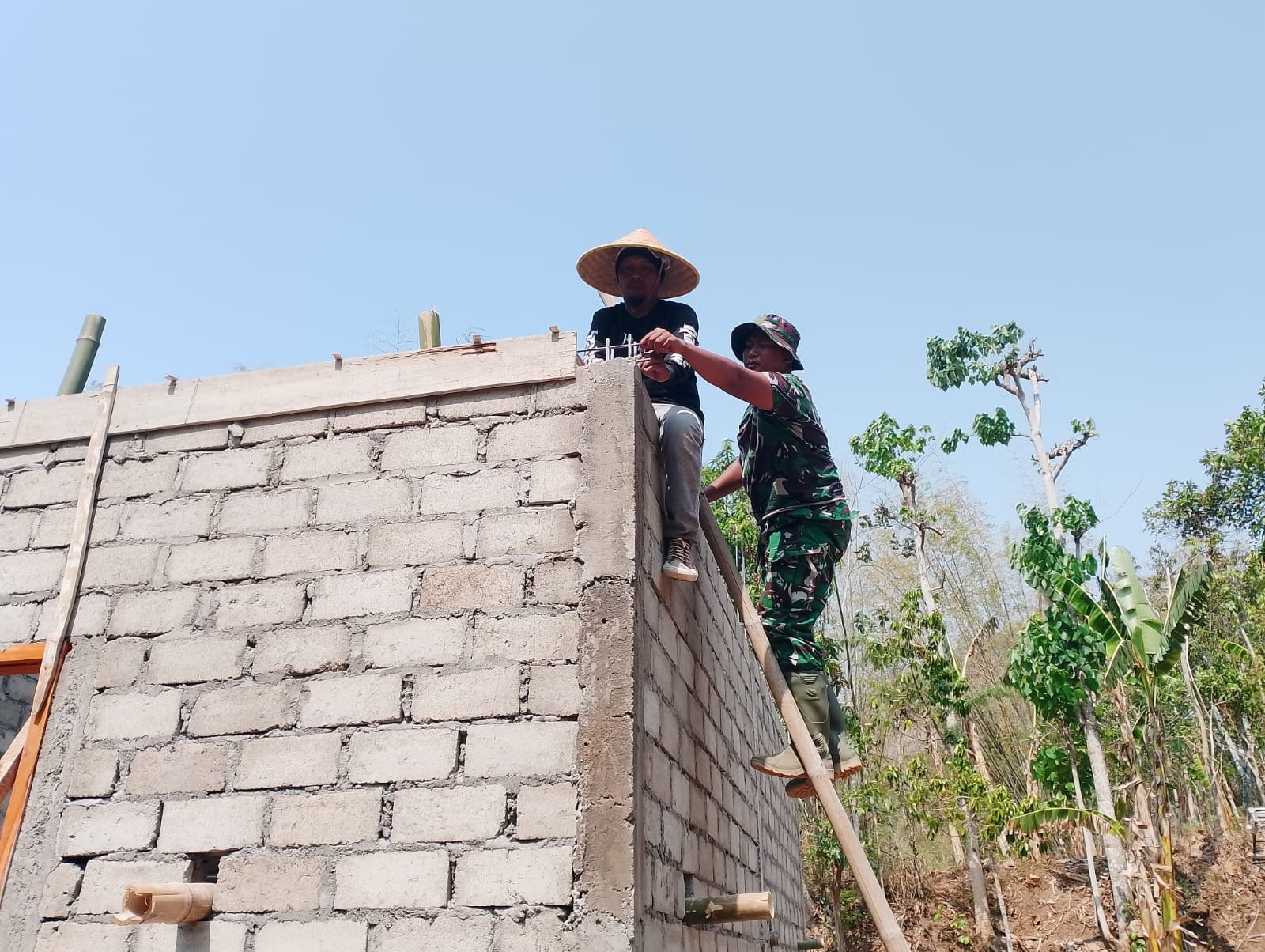 Pembangunan Rumah Layak Mbah Waqilah di Tulungagung Menuju Tahap Penting
