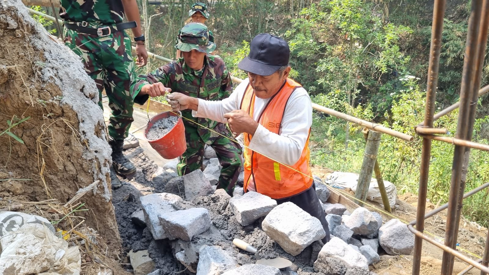 Pak Darto: Energi Positif di Balik Pembangunan Dinding Penahan Tanah Desa Taji