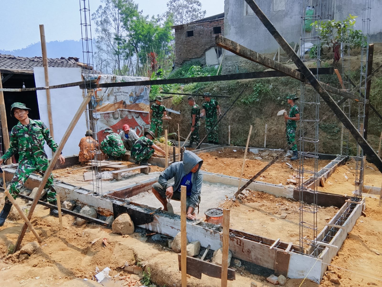 Satgas TMMD Wujudkan Pembangunan Pondasi Rumah Bapak Nanang di Desa Taji