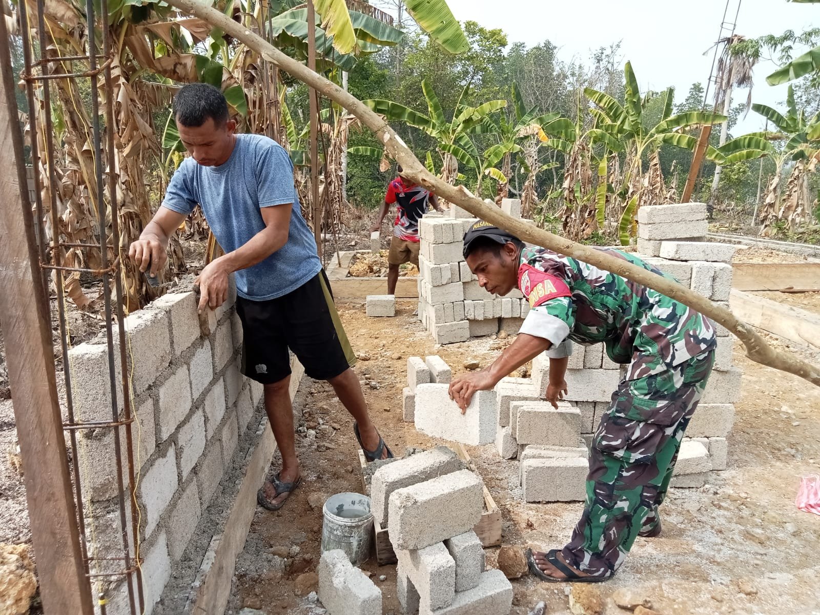 Keterlibatan TNI dalam Pembangunan Rumah Layak Huni bagi Keluarga Samsudin