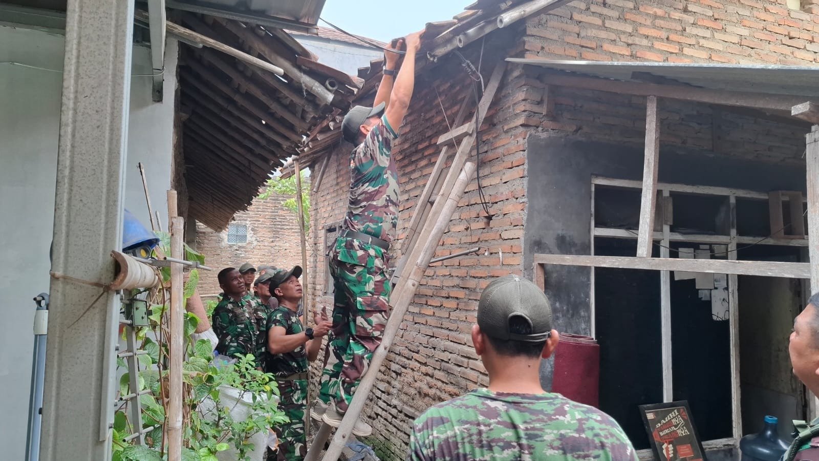 Kodim 0510/Tigaraksa bergerak untuk perbaikan rumah warga di Desa Sumur Bandung