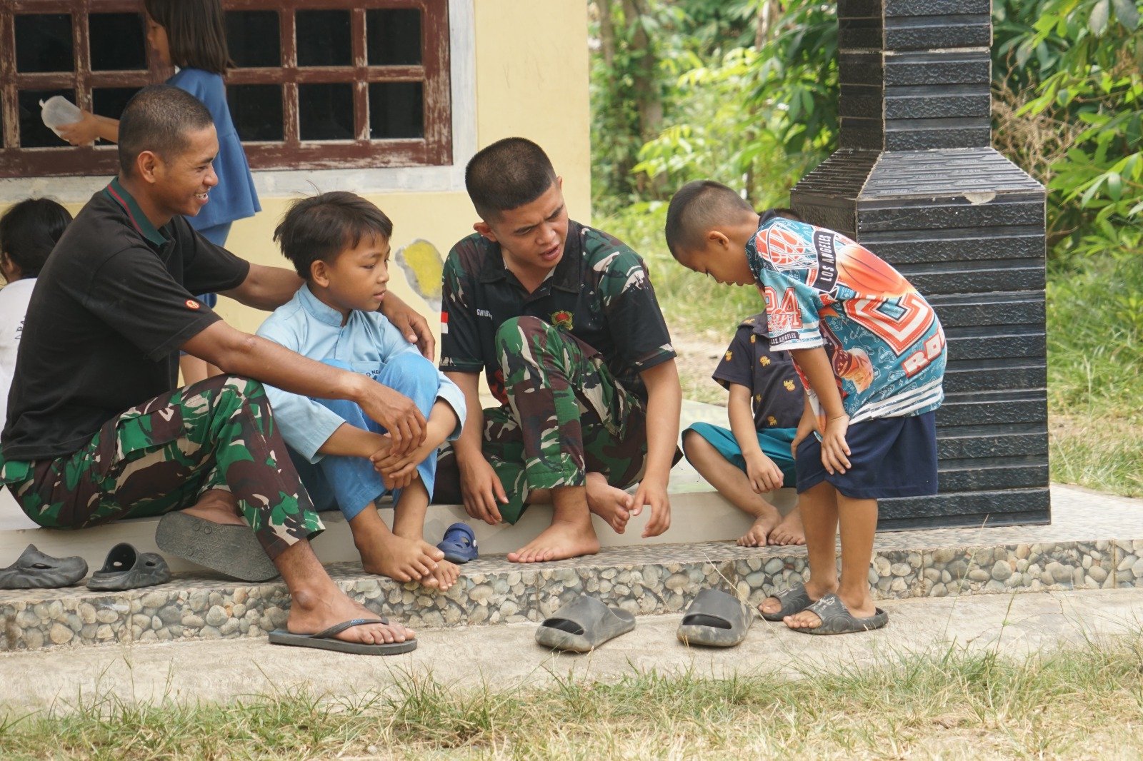 Kehangatan Satgas TMMD ke-130 Kodim 0407 Mendorong Semangat Belajar Anak-anak