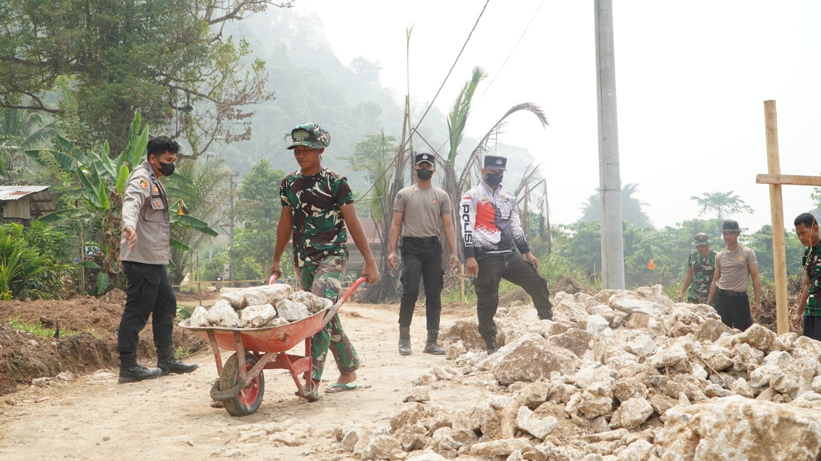 Sinergi Masyarakat dan Aparat dalam Program Pembangunan di Luwu Timur