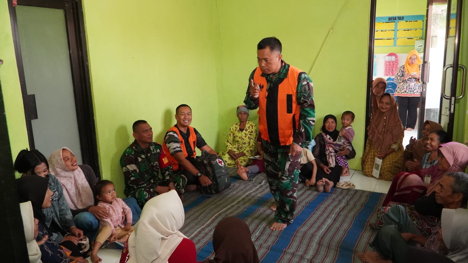 Komitmen TNI Meningkatkan Kesehatan Masyarakat Lewat Program TMMD di Desa Taji