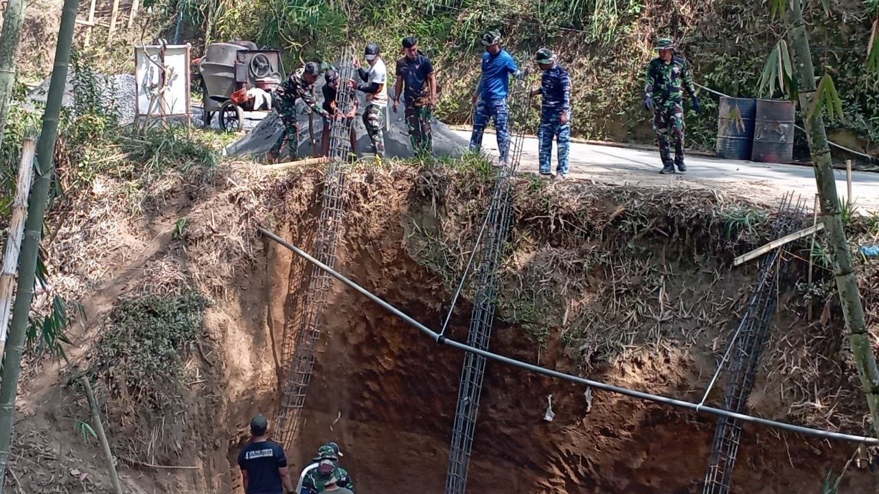 Kolaborasi TNI Bangun Dinding Penahan Tanah untuk Keamanan Masyarakat Umbutlegi
