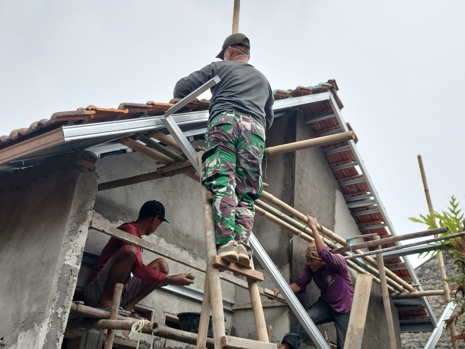 TNI Satgas TMMD Tingkatkan Hunian Nyaman untuk Bapak M. Syafi’i di Tangerang