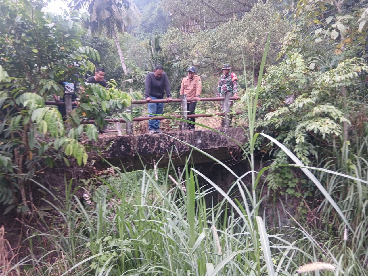 Satgas TMMD lakukan revitalisasi jembatan untuk kemudahan akses warga Desa Cendana